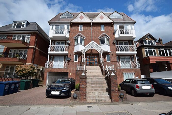 3 Bedroom Flat For Sale In Queens Road, London, NW4