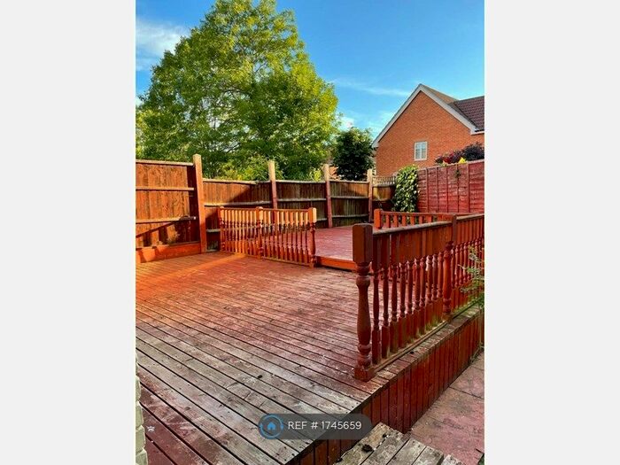 3 Bedroom Semi-Detached House To Rent In Rainham Road North, Dagenham, RM10