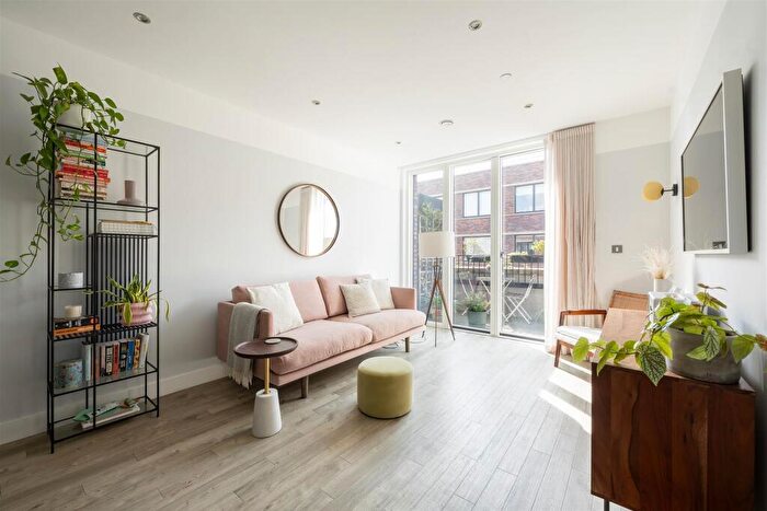 2 Bedroom Flat For Sale In Rookwood Way, Hackney, E3