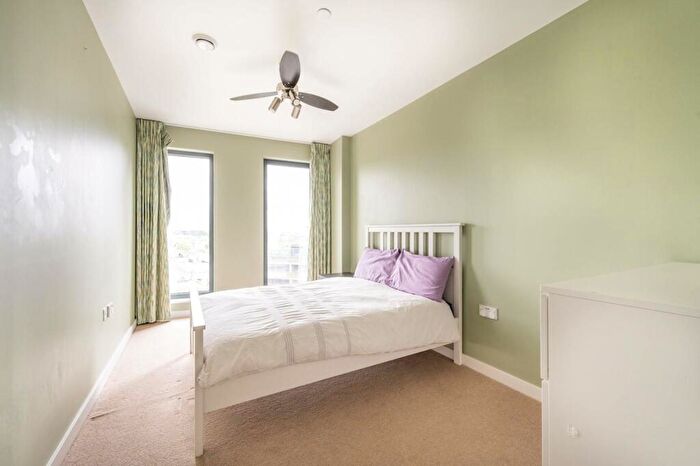3 Bedroom Flat To Rent In Legacy Tower, Stratford, London, E15