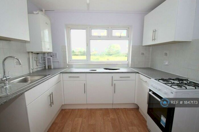 1 Bedroom Flat To Rent In St. Peters Close, Ilford, IG2