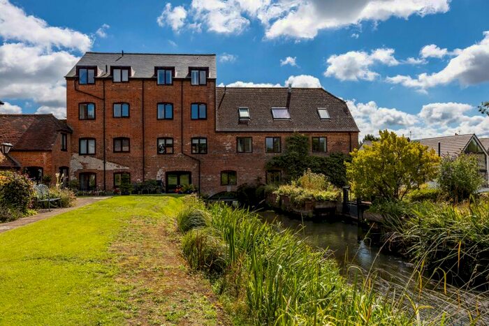 2 Bedroom Flat To Rent In Church Road, Newbury, RG14