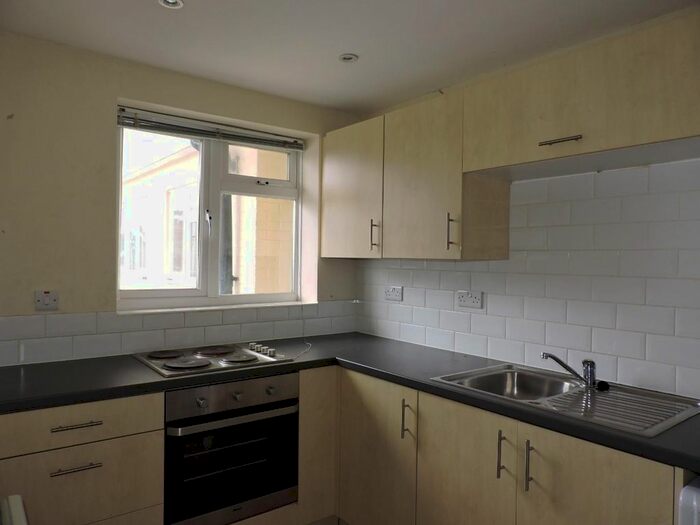 2 Bedroom Flat To Rent In Vanners Parade, High Road, Byfleet, West Byfleet, KT14