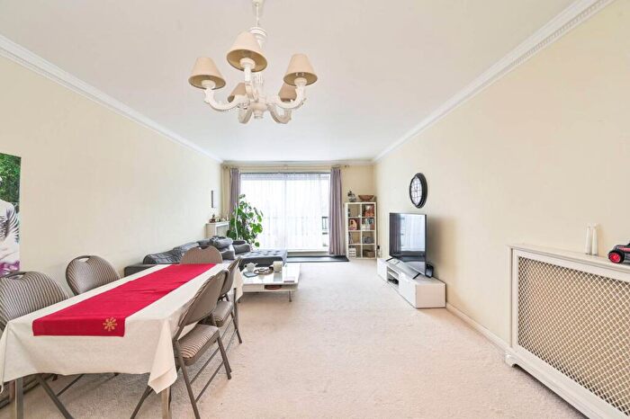 3 Bedroom Flat For Sale In Hendon Lane, Church End, London, N3