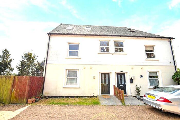 2 Bedroom Barn Conversion For Sale In Stoke Road, Hoo, ME3