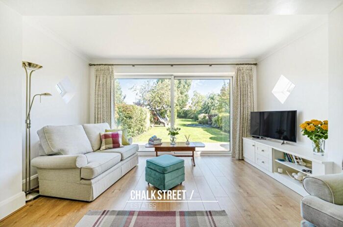 3 Bedroom Detached House For Sale In Clyde Way, Rise Park, RM1