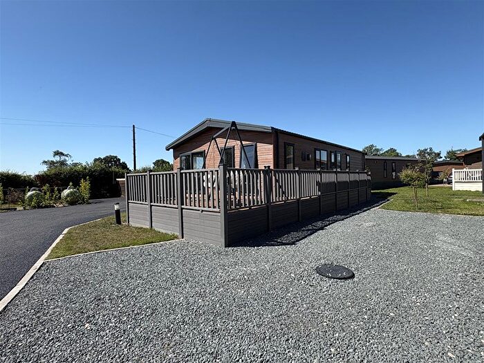 2 Bedroom Mobile/park Home For Sale In Oakwood Retreat Country Park, Newton On Derwent, York, YO41