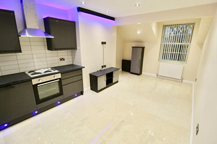 4 Bedroom Flat To Rent In Delph Lane, Leeds, LS6
