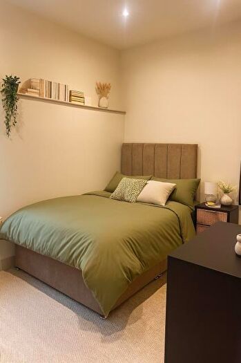 Flat To Rent In Roberts Road, High Wycombe, HP13