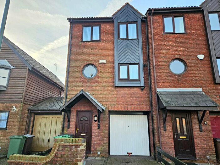 3 Bedroom Semi-Detached House To Rent In Meadow Close, Turneys Quay, Nottingham, NG2