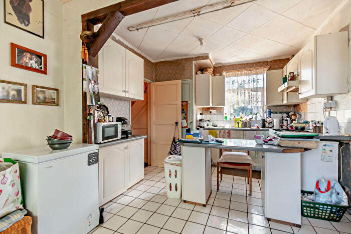 3 Bedroom Semi-Detached House For Sale In Grocot Road, Leicester, LE5