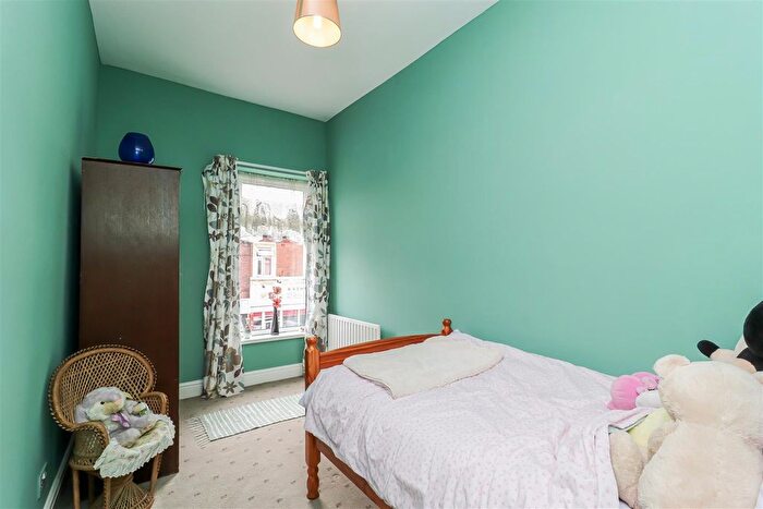 3 Bedroom Terraced House For Sale In Doncaster Road, Wakefield, WF1