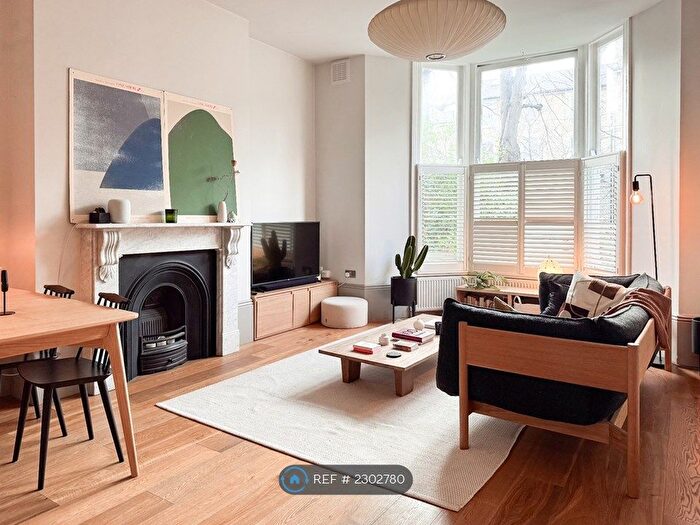 2 Bedroom Flat To Rent In Amhurst Road, Hackney, London, E8