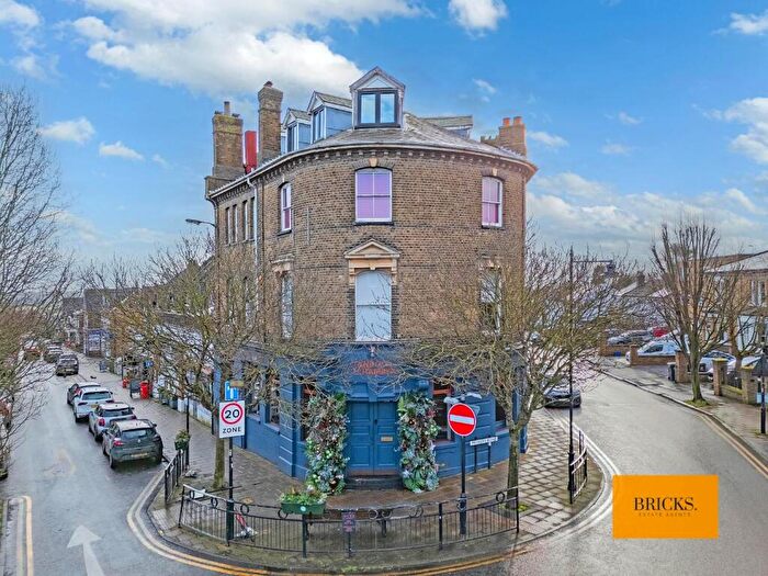 2 Bedroom Flat To Rent In Queens Road, Buckhurst Hill, IG9