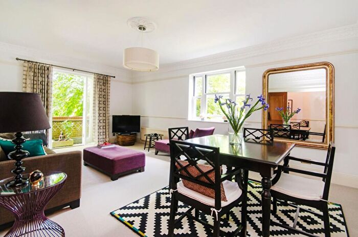 2 Bedroom Flat For Sale In Roxeth Hill, Harrow, HA2