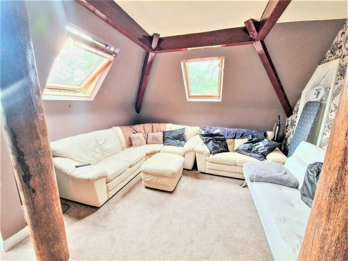 2 Bedroom Flat To Rent In Flat Otley Road, Leeds, Yorkshire, LS16