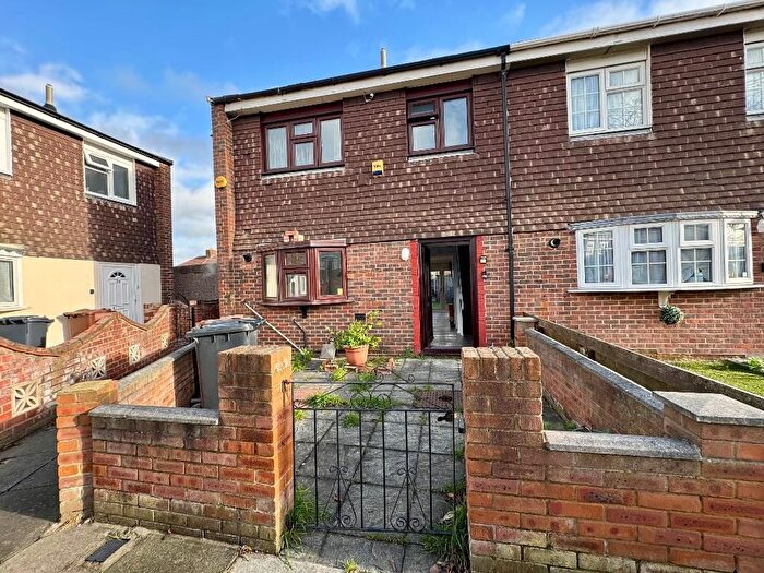 3 Bedroom End Terrace House To Rent In Claridge Road, Dagenham, Dagenham, RM8