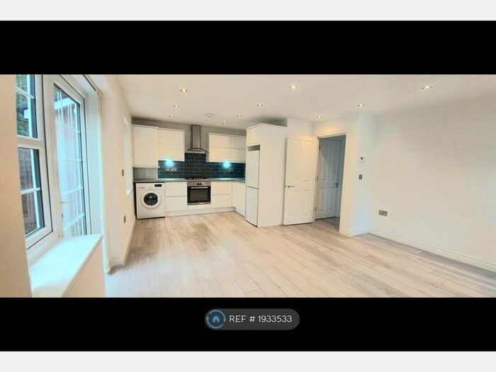 2 Bedroom Flat To Rent In Haydock Close, Hornchurch, RM12