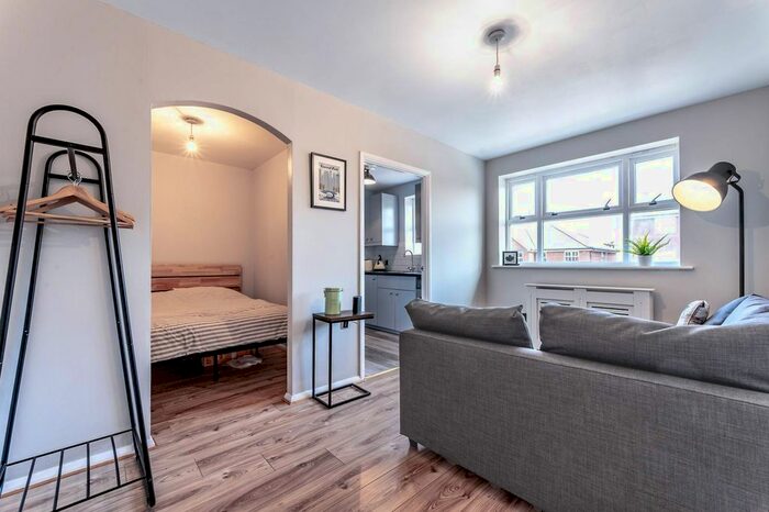 Studio To Rent In Macmillan Way, Tooting Bec, London, SW17