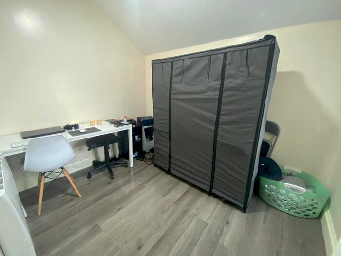 1 Bedroom Flat To Rent In East Street Top Floor Flat, Bedminster Bristol, BS3