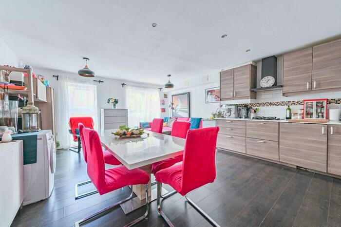 2 Bedroom Flat To Rent In Chandler Way, Peckham, London, SE15