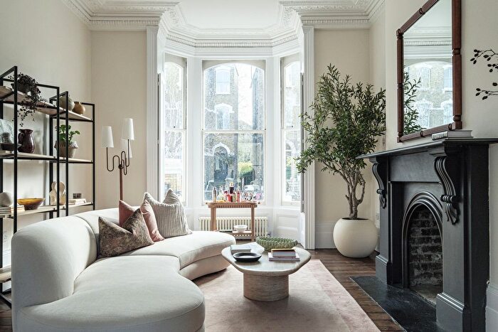 6 Bedroom Semi-Detached House For Sale In Highbury Hill, London, N5