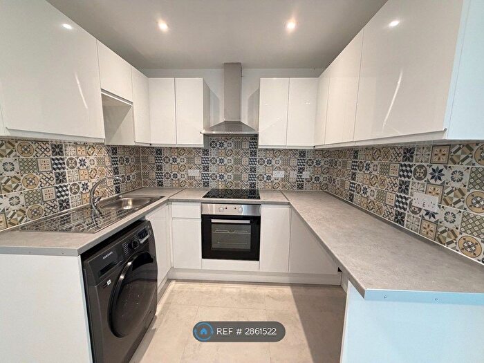 2 Bedroom Flat To Rent In Calcot, Reading, RG31
