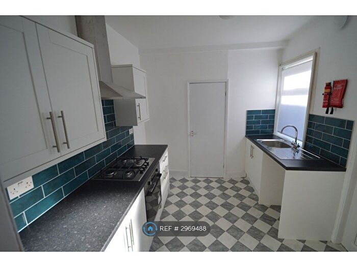 2 Bedroom Flat To Rent In Wingrove Gardens, Newcastle Upon Tyne, NE4