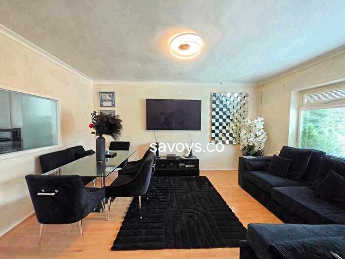 3 Bedroom Semi-Detached House For Sale In Edwyn Close, Barnet, EN5
