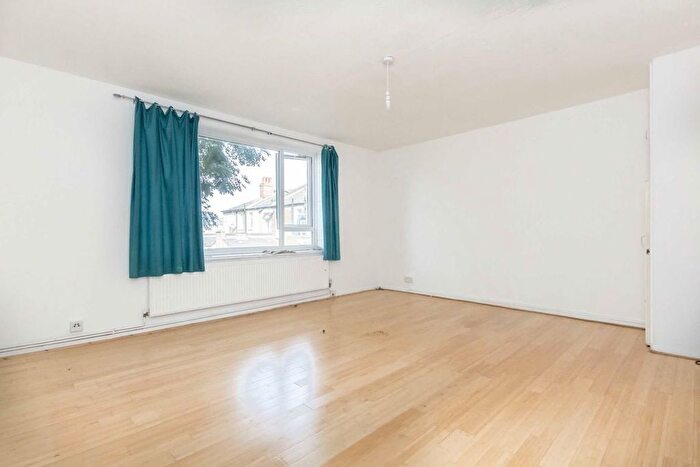 3 Bedroom Flat To Rent In Macfarlane Road, Shepherds Bush, W12