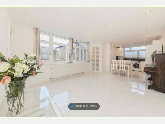 4 Bedroom Bungalow To Rent In Dorrien Walk, London, SW16