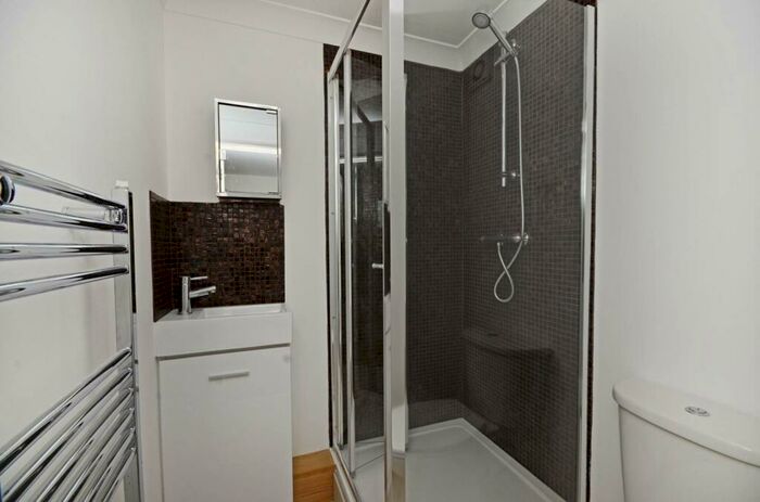 2 Bedroom Flat To Rent In Vallance Road, , Tower Hamlets, London, E1