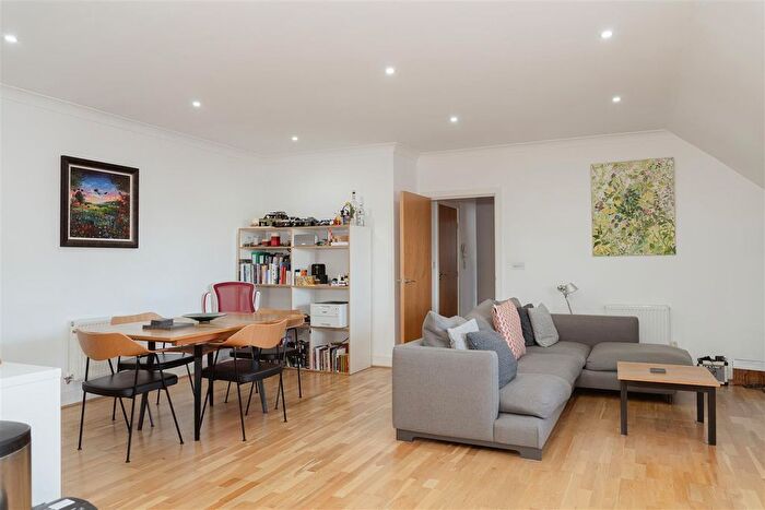 2 Bedroom Flat For Sale In Linkfield Lane, Redhill, RH1
