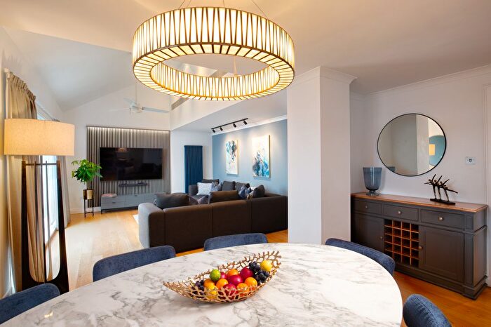 3 Bedroom Flat To Rent In Kensington High Street, London, W8