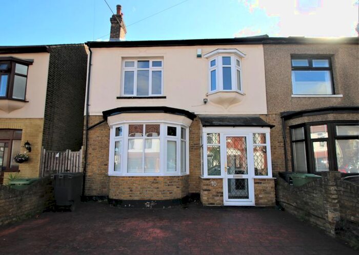 3 Bedroom End Of Terrace House To Rent In Vine Street, Romford RM7