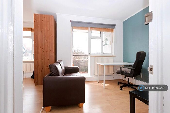 2 Bedroom Flat To Rent In Rugless House, London, E14