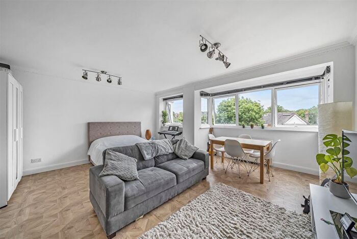 Studio For Sale In Maidstone Road, Bounds Green, N11