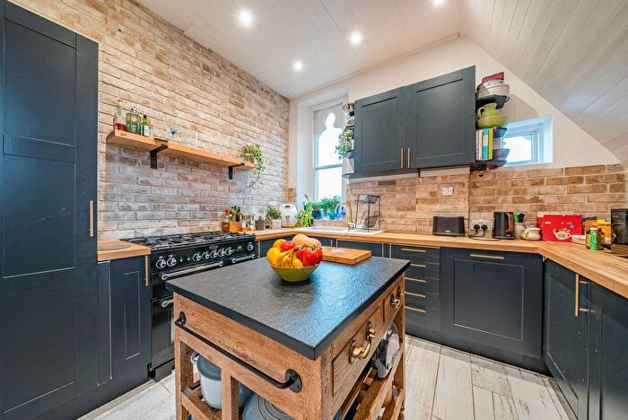2 Bedroom Flat To Rent In Cross Lanes, Guildford, GU1