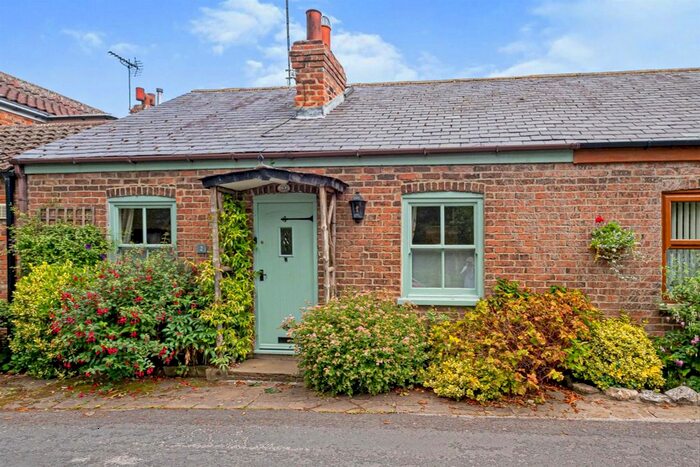 2 Bedroom Cottage For Sale In Church Lane, Sproatley, Hull, HU11
