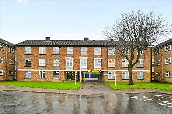 2 Bedroom Flat For Sale In Harrington Court, Hertford Heath, SG13