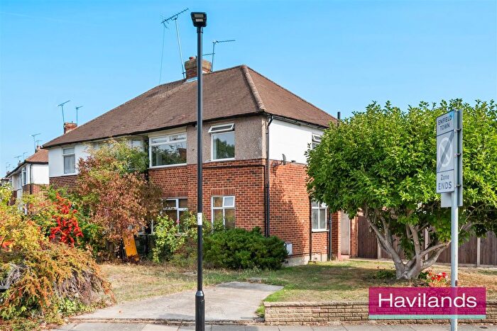 2 Bedroom Maisonette For Sale In Lyndhurst Gardens, Enfield, EN1