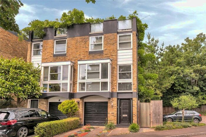 3 Bedroom Semi-Detached House To Rent In Meadow Close, Richmond, TW10