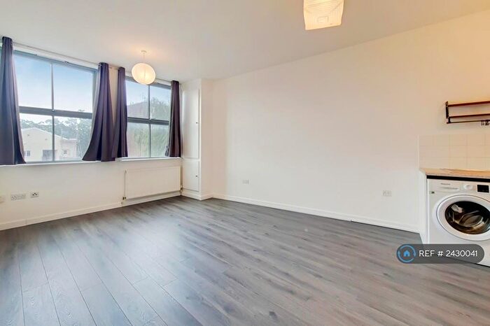1 Bedroom Flat To Rent In Hanover House, London, SE18