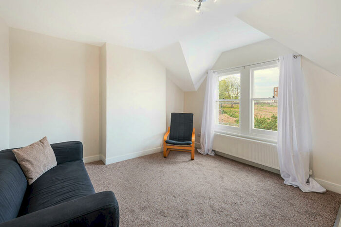 2 Bedroom Flat To Rent In Comyn Road, SW11