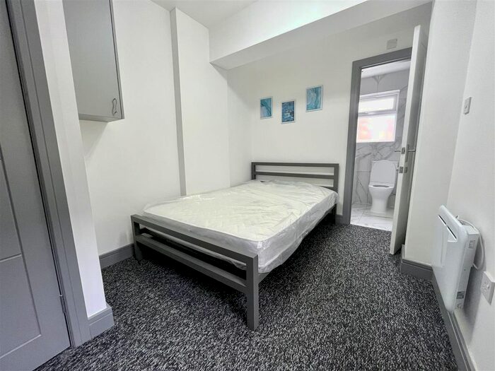 Studio To Rent In Oatlands Road, Enfield, EN3