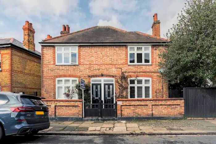 2 Bedroom Flat To Rent In Loraine Road, London, W4