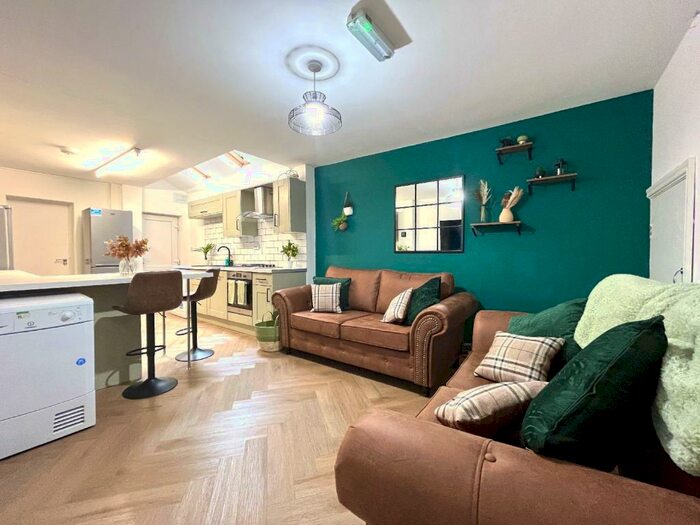 5 Bedroom House To Rent In Hubert Road, Selly Oak, Birmingham, West Midlands, B29