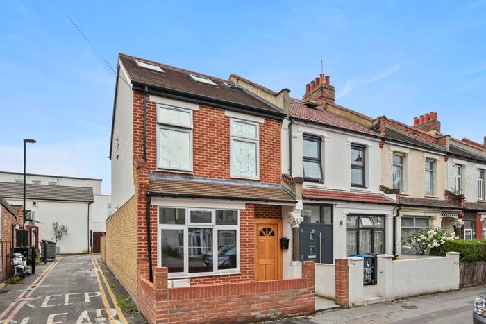 4 Bedroom Detached House To Rent In Tylecroft Road, London, SW16