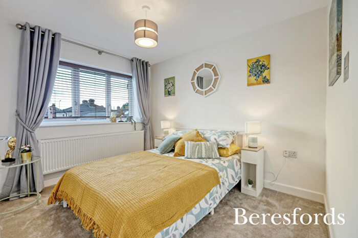 3 Bedroom End Of Terrace House For Sale In Apsley Mews, Victoria Road, RM1