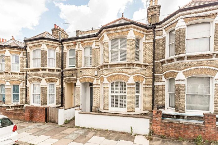 2 Bedroom Flat To Rent In Ballater Road, London, SW2